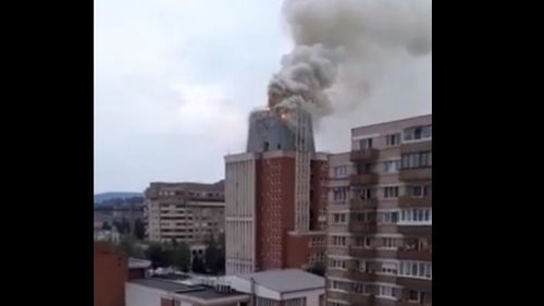 VIDEO Incendiul de la Palatul Administrativ din Reșița a fost stins