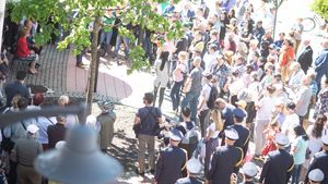 Stejarul plantat de custodele coroanei regale în Piața Libertății din Timișoara ar putea fi înlocuit, după ce s-a uscat / Va fi adus un altul de pe Domeniul Regal de la Săvârșin / Viceprimarul susține că plantarea s-a realizat necorespunzător