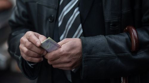 EXCLUSIV SONDAJ 77% dintre români cred că România se va confrunta în acest an cu o criză economică/ Încrederea că liderii PSD, PNL, USR sau AUR o pot gestiona este la pământ/  Cei mai multi români circulă cu mașina la fel ca înainte în ciuda scumpirilor la carburant