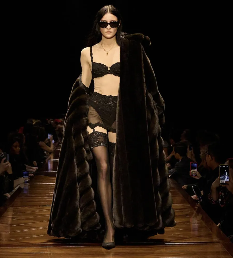 belenciaga, paris fashion week 2024, demna gvasalia, modă, case de moda de lux 