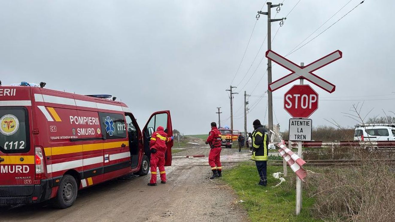 Ambulanţă lovită de tren, la Urseni, Timiș / 4 persoane rănite transportate la spital