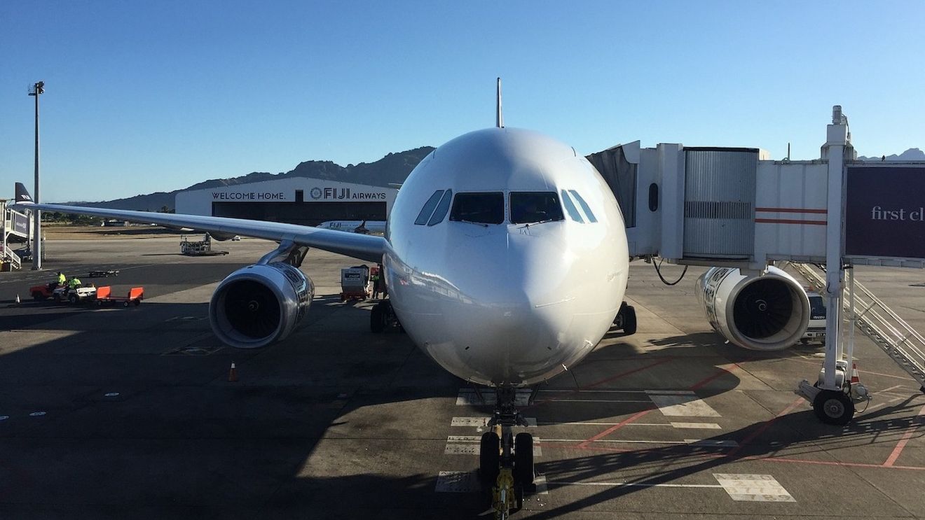 Licitație a Companiei Naţionale Aeroporturi Bucureşti: vrea să cumpere punţi de îmbarcare de 12,36 milioane lei