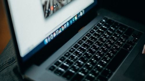 Platforma Zoom concediază 15% din angajați / Salariul directorului general, redus cu 98%