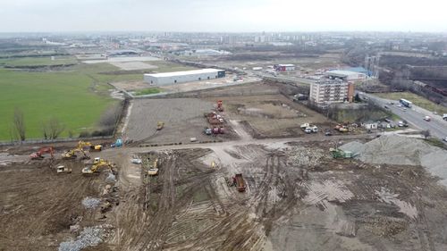 VIDEO Au început lucrările pentru fabrica de anvelope NOKIAN de la Oradea, investiție de 650 milioane Euro. Legătura la Autostrada Transilvania și modernizarea liniei de tren Cluj Napoca-Oradea-Frontieră Ungaria, printre marile investiții pentru infrastructura de transport din județul Bihor