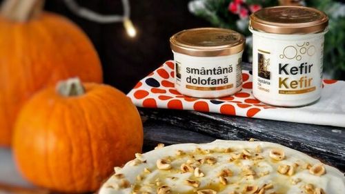 Prăjitură cu dovleac, kefir și glazură din Smântână Dolofană / O rețetă ușoară, cu ingrediente delicate, alese cu grijă
