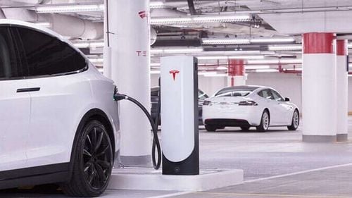 VIDEO O companie americană susține că a dezvoltat o baterie ce oferă o autonomie de 1.200 km unui automobil electric Tesla