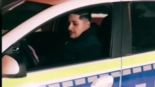 Tânărul care apare în clipul de pe TikTok la volanul unei maşini de poliţie, reţinut pentru 24 de ore