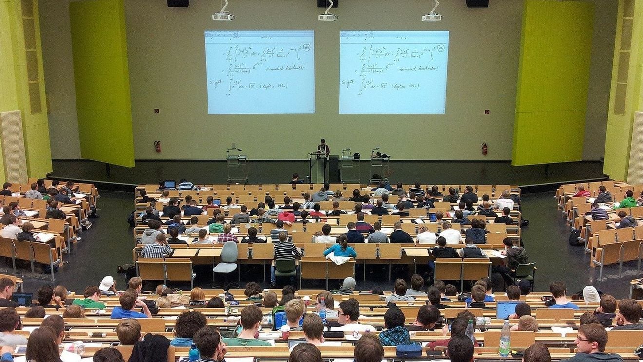 Scădere masivă a numărului de înscrieri de studenți din țările UE la universitățile britanice. Pierderi financiare însemnate