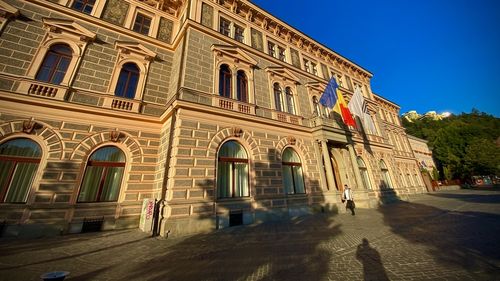 Nemulţumire în rândul studenţilor Universităţii Transilvania din Braşov, în urma unei decizii privind prezenţa obligatorie la cursuri / Tinerii se pregătesc de protest