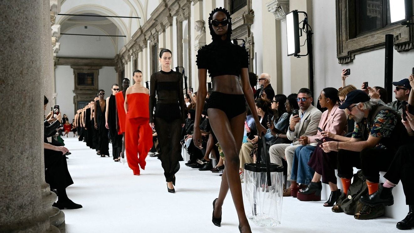 Cine mai dictează moda? De la podium la platformele sociale: cum s-au schimbat canalele de influență în ultimul deceniu
