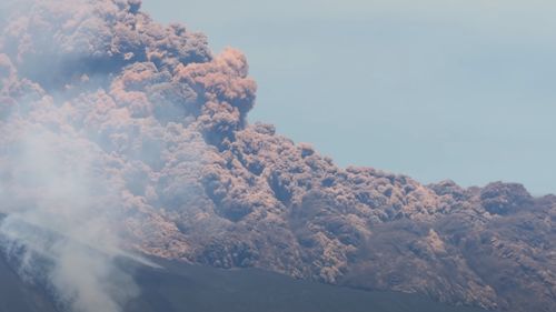 Vulcanul Etna din Sicilia erupe din nou / Norul de cenuşă a ajuns la 6.000 de metri înălţime
