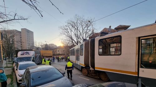 Tramvai deraiat în București / O autoutilitară lovită de tramvai a fost proiectată în 4 autoturisme