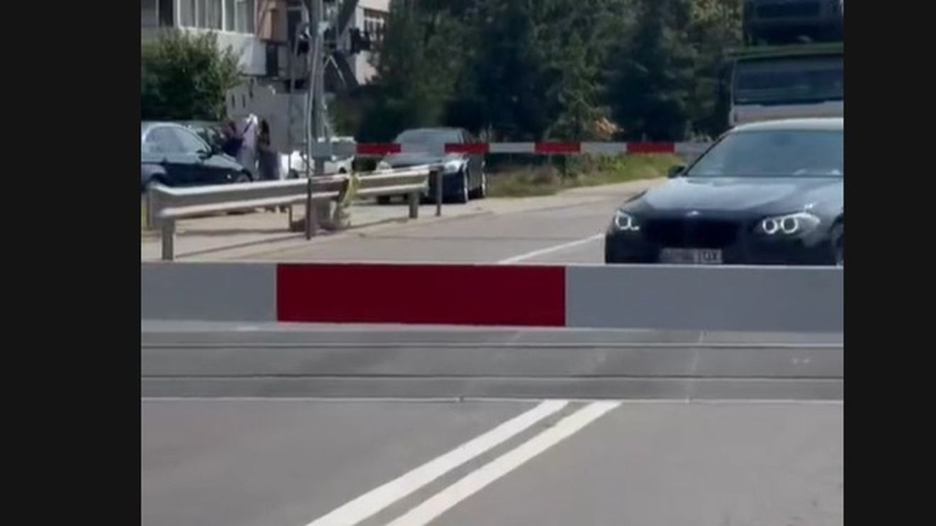 Inconștiență pe șosele: peste 400 de șoferi sancționați într-o singură zi pentru că au ignorat trecerile de cale ferată