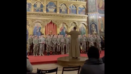 VIDEO Militarii NATO din Sibiu, ”colind politic” în catedrală: ”Tot în frig şi-n foame, tot cu mâini întinse, pe la porţi străine ce ne stau închise...” / Reacția comandamentului