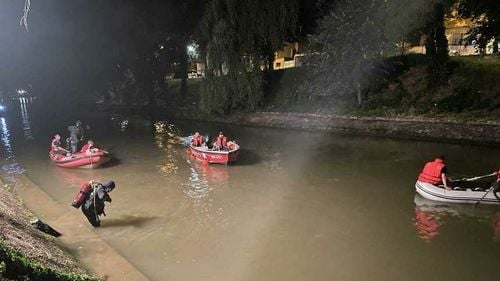 O persoană, căutată sâmbătă noaptea de pompierii scafandri pe Râul Bega, în Timișoara