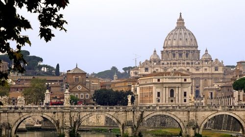 Cum s-a transformat Vaticanul sub Francisc, analiză a fostului corespondent BBC care a relatat despre cinci domnii papale