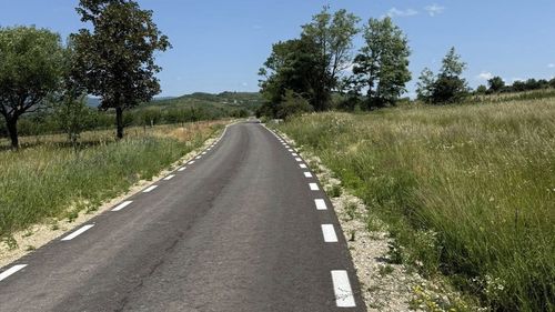 Asfalt și borduri pe Via Transilvanica. Alin Ușeriu acuză că ”un brand de țară al României riscă să fie compromis de autoritățile locale” / Consiliul Județean Mureș, acuzat că asfaltează drumul pentru a face piste de biciclete