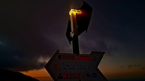 Proiect-pilot realizat de salvamontiştii gorjeni pentru sporirea vizibilitatii stâlpilor de marcaj / Au fost amplasate elemente de iluminare fotovoltaice, reflectorizante şi fluorescente / Salvamont România ia în calcul extinderea proiectului