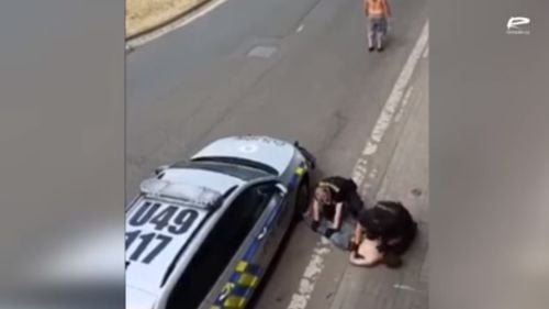 VIDEO Emoție publică în Cehia după o operațiune a poliției care a semănat izbitor cu intervenția în cazul George Floyd: un tânăr de origine rroma a murit, autoritățile dau vina pe o supradoză de droguri