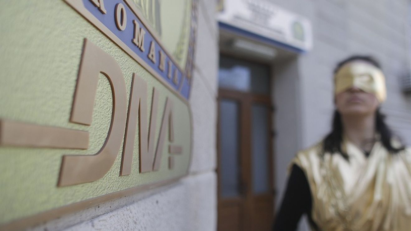 Director din Romgaz, denunțător la DNA după ce i s-au oferit 200 de mii de euro mită / Un om de afaceri a fost reținut de procurori