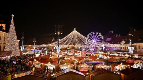 Târgul de Crăciun de la Sibiu se deschide vineri seară: 120 de căsuţe cu delicii de tot felul, de la cozonaci la ciocolata Dubai