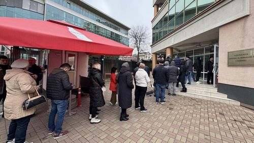 FOTO Cozi la secțiile de votare din Chișinău / „România ne-a ajutat pe noi, acum o ajutăm și noi pe ea. România se află în pericol”