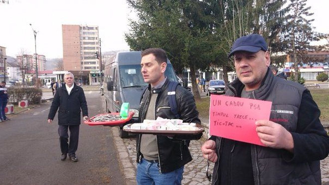 Reșița: Susținătorii lui Dragnea au aplaudat și au scandat ca să acopere huiduielile/ Protestatarii l-au întâmpinat cu cătușe și rahat turcesc