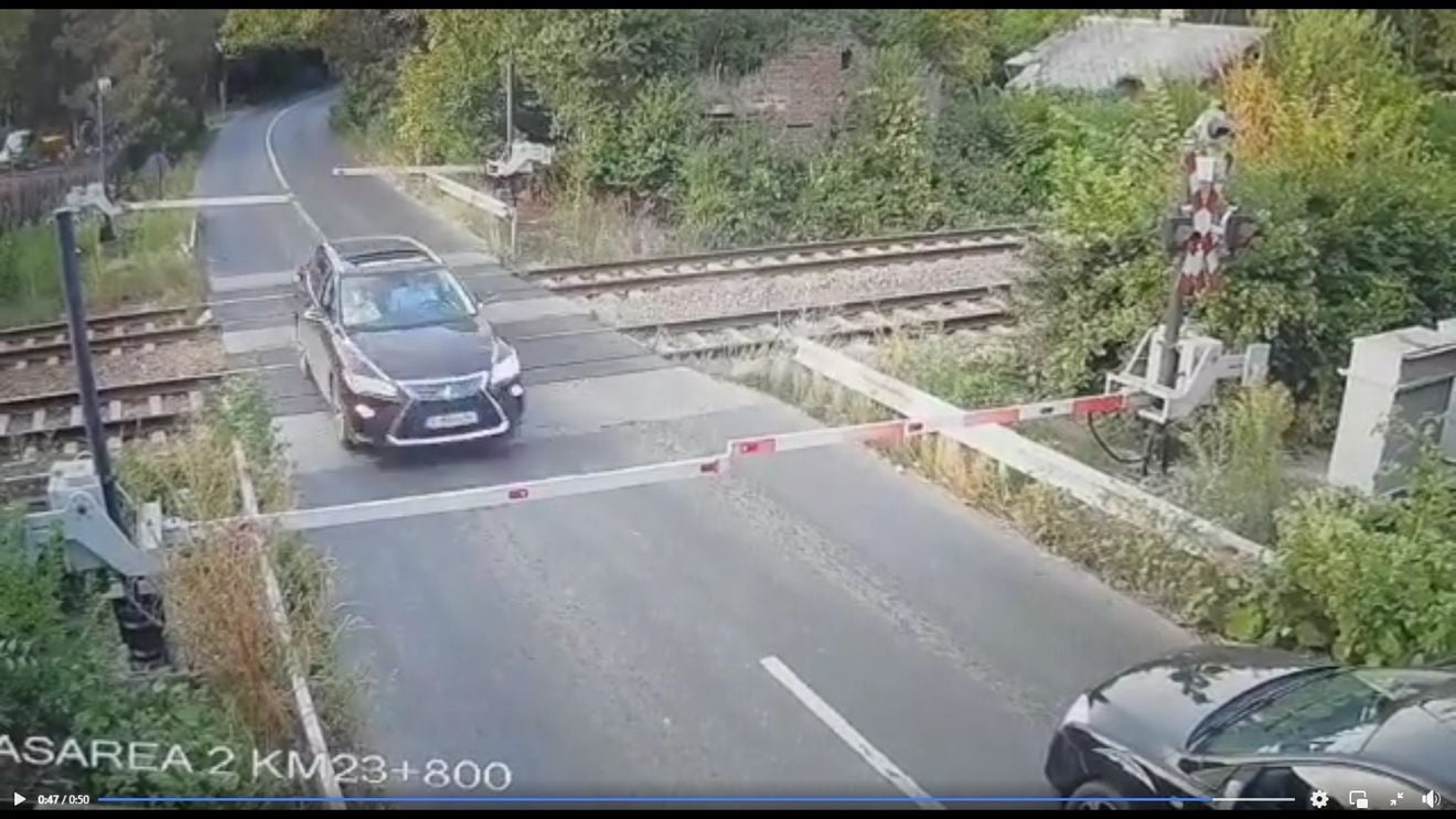 VIDEO Cum forţează şoferii teribilişti bariera de tren. CFR : Pe linia Bucureşti – Constanţa trenurile circulă cu viteza maximă de 160km/h