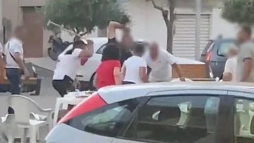 O petrecere s-a încheiat cu o bătaie generală între români și bulgari, în Italia / Trei români i-au înjurat pe bulgarii care se aflau pe terasa unui local