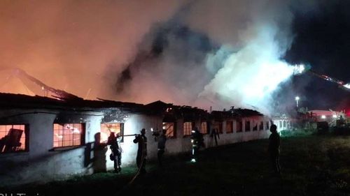 Timiș: Incendiu la un depozit de materiale pentru producţia de mobilier din localitatea Giarmata