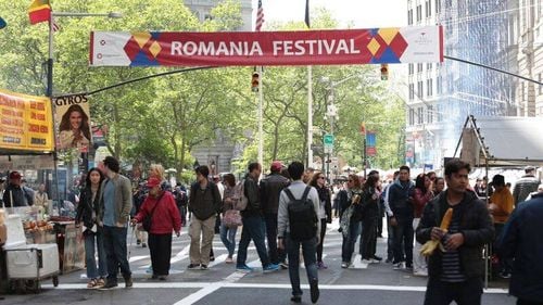 "Romania Day on Broadway": Peste 6.000 de mici tradiţionali vor putea fi degustaţi duminică în inima New York-ului, la cel mai mare festival românesc din Statele Unite