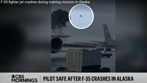 Momentul șocant în care avionul de luptă F-35 de 81 de milioane de dolari scapă de sub control și lovește solul înainte de a izbucni în flăcări la o baza aeriană din Statele Unite