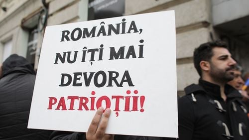 FOTOGALERIE ”Patriotul” Dragnea, vânat de ”securiști”. Mesajele cu care au venit la Curtea Supremă susținătorii liderului PSD