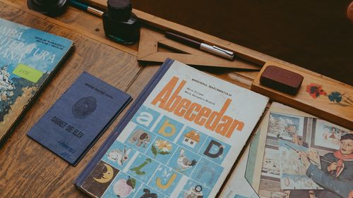 Învățământul de dinainte de 1989 era mai bun decât cel de astazi, cred 44% dintre profesorii din România, iar 6 din 10 văd partidele politice doar ca pe un mijloc prin care politicienii să-și facă o carieră – sondaj CNCD