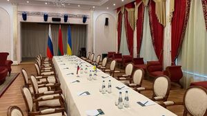 FOTO Sala unde încearcă să negocieze Rusia și Ucraina. Delegațiile se întâlnesc luni dimineață, în a cincea zi de război