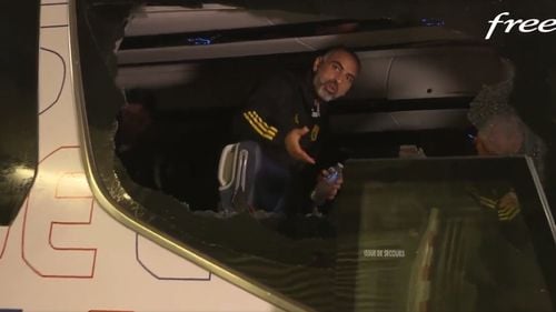 Autocarul lui Olympique Lyon a fost atacat cu pietre de ultrași înainte de meciul cu Marsilia/ Geamurile au fost sparte, antrenorul Fabio Grosso a fost rănit