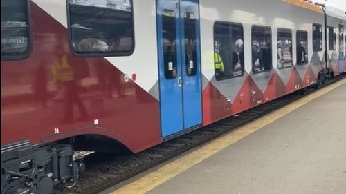 Trenul atacat cu pietre în Chitila a fost retras din circulaţie / Ruta va fi reluată doar după ce garnitura atacată va fi reparată