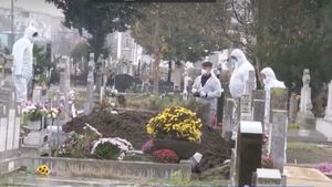 Trupul unei femei decedate din cauza Covid-19 a fost exhumat după doi ani. Familia crede că tratamentul i-a adus sfârșitul