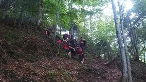 Intervenție dificilă a salvamontiștilor din Bușteni. De câteva ore încearcă să recupereze un turist epuizat, însă nu îl pot coborî cu targa din cauza greutății sale