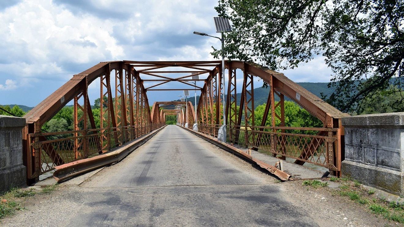 Autoritățile din Arad au descoperit că podul de la Săvârșin este degradat, după ce debitul Mureșului a scăzut / Restricții de tonaj în zonă