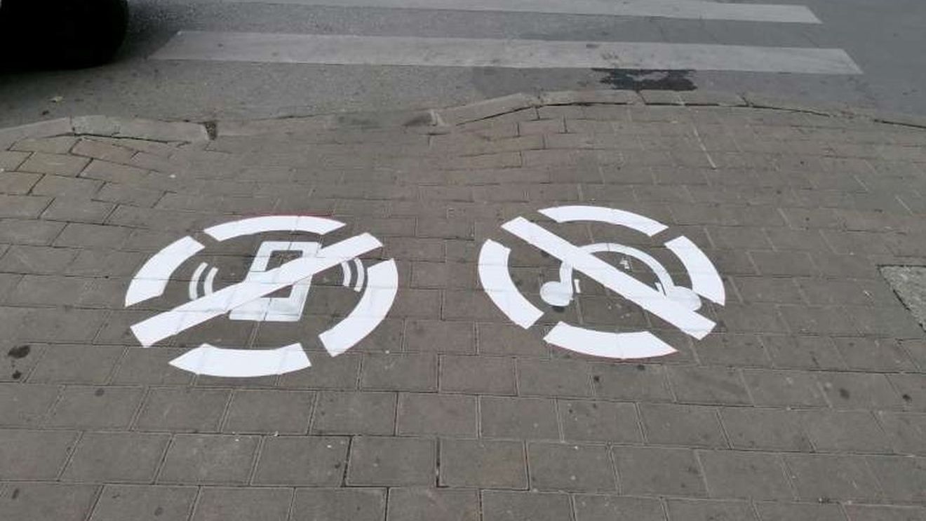 Cât de utile sunt marcajele desenate pe trotuar înainte de trecerea de pietoni de tipul ”interzis pietonilor să vorbească la telefon în timpul travesării străzii”/ Dispută între consilieri și primar la Iași 