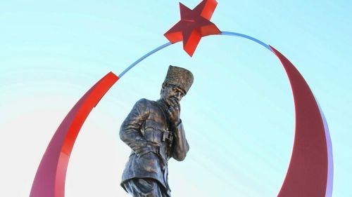 Tensiuni între Turcia și Arabia Saudită: meciul de fotbal dintre Galatasaray și Fenerbahce, programat la Riad, a fost anulat pentru că echipele turce voiau să poarte tricouri cu Kemal Ataturk, părintele Turciei moderne