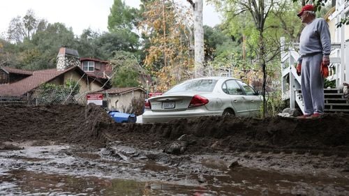 Șuvoaie de noroi și apă acoperă drumurile și blochează mașinile în Los Angeles, dar orașul se organizează pentru a evita un alt dezastru