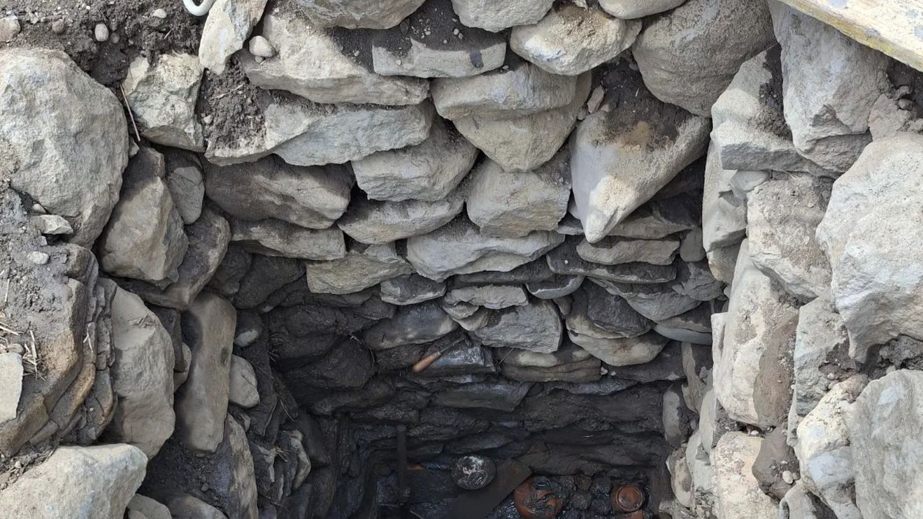 Descoperiri arheologice în curtea comandamentului castrului din Călugăreni (Mureș) / Vas de bronz, ceramică inscripţionată şi o "cisternă" romană / ”Vremsă înţelegem mai bine aprovizionarea cu apă a acestei armate”