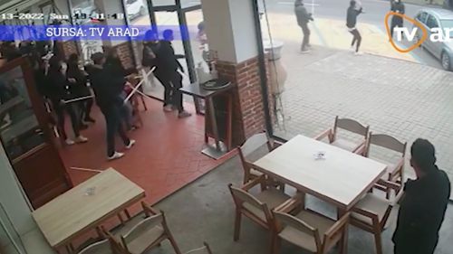 VIDEO Arad: Polițiștii fac cercetări în urma scandalului iscat între suporterii UTA și Dinamo / Mai multe persoane erau înarmate cu bâte