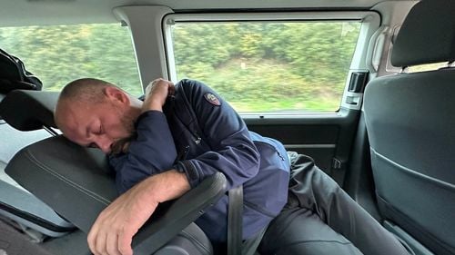 FOTO Cum a ajuns echipa Muzeului ASTRA din Sibiu la Bruxelles, unde a primit prestigiosul premiu Europa Nostra / Directorul muzeului, surprins când doarme în mașină: „Dacă mergeam patru oameni cu avionul săream de 2000-3000 de euro, transportul a fost găsit de mine printr-o sponsorizare și partea de cazare la fel”