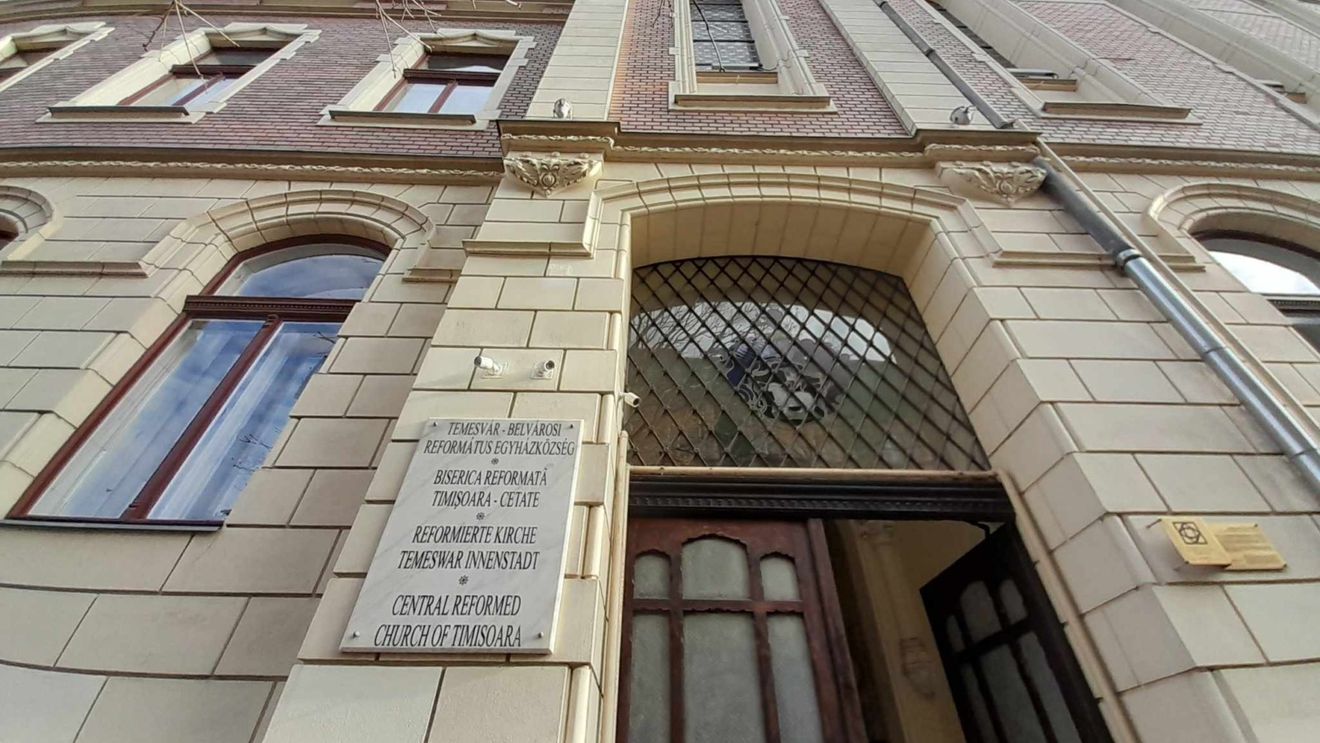 Poliţiştii caută persoana care a vandalizat plăcuţa cu înscrisuri în limba maghiară de pe Biserica Reformată din Timișoara, unde a slujit Laszlo Tokes