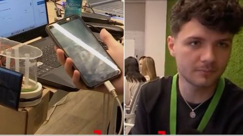 Un student clujean a creat pantofii care încarcă telefonul în mers / A obținut locul 3 la competiția ”Internet of Things Student Challenge”