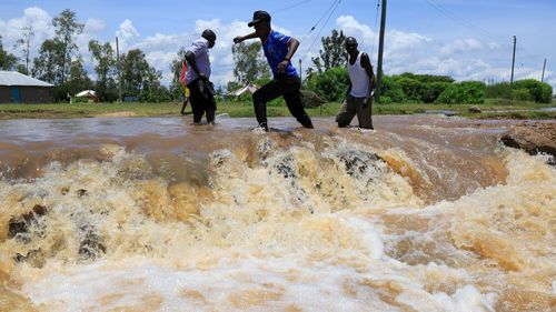 Peste 80 de morţi și zeci de mii de persoane evacuate în urma ploilor torenţiale din Kenya