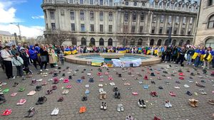 VIDEO Marș pentru Ucraina, în memoria copiilor uciși în război: Peste 200 de pantofi de copii, așezați în Piața Universității